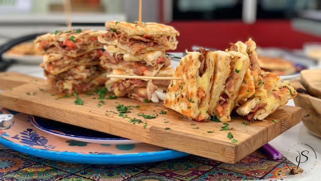 Πίτα σκεπαστή με γύρο χοιρινό και κοτόπουλο