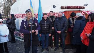 Волонтер Марат із Казахстану допомогає встановлювати юрти в Україні