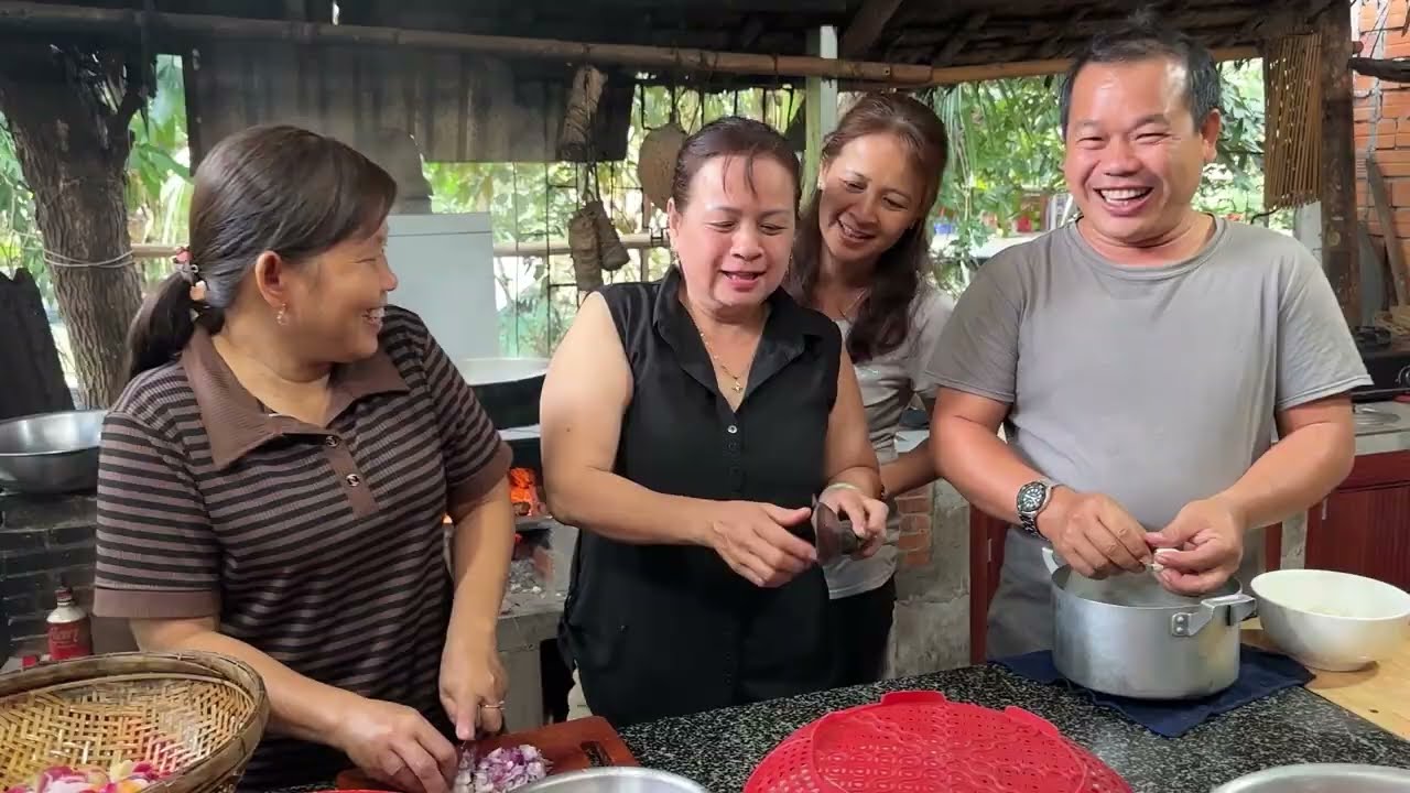 MÙNG 3 TẾT ĂN BÚN RIÊU | Vinh & Truyen