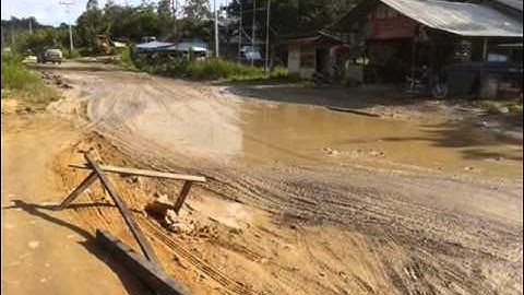 Jalan Internasional Indonesia di Sanggau Kal-Bar Rusak Parah