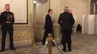 Охрана из 6 человек сопровождает Путина при посещении туалета в Елисейском дворце