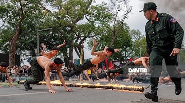 Cảnh sát cơ động Việt Nam trình diễn nhảy lửa, đồng diễn võ thuật, khí công tại hồ Gươm