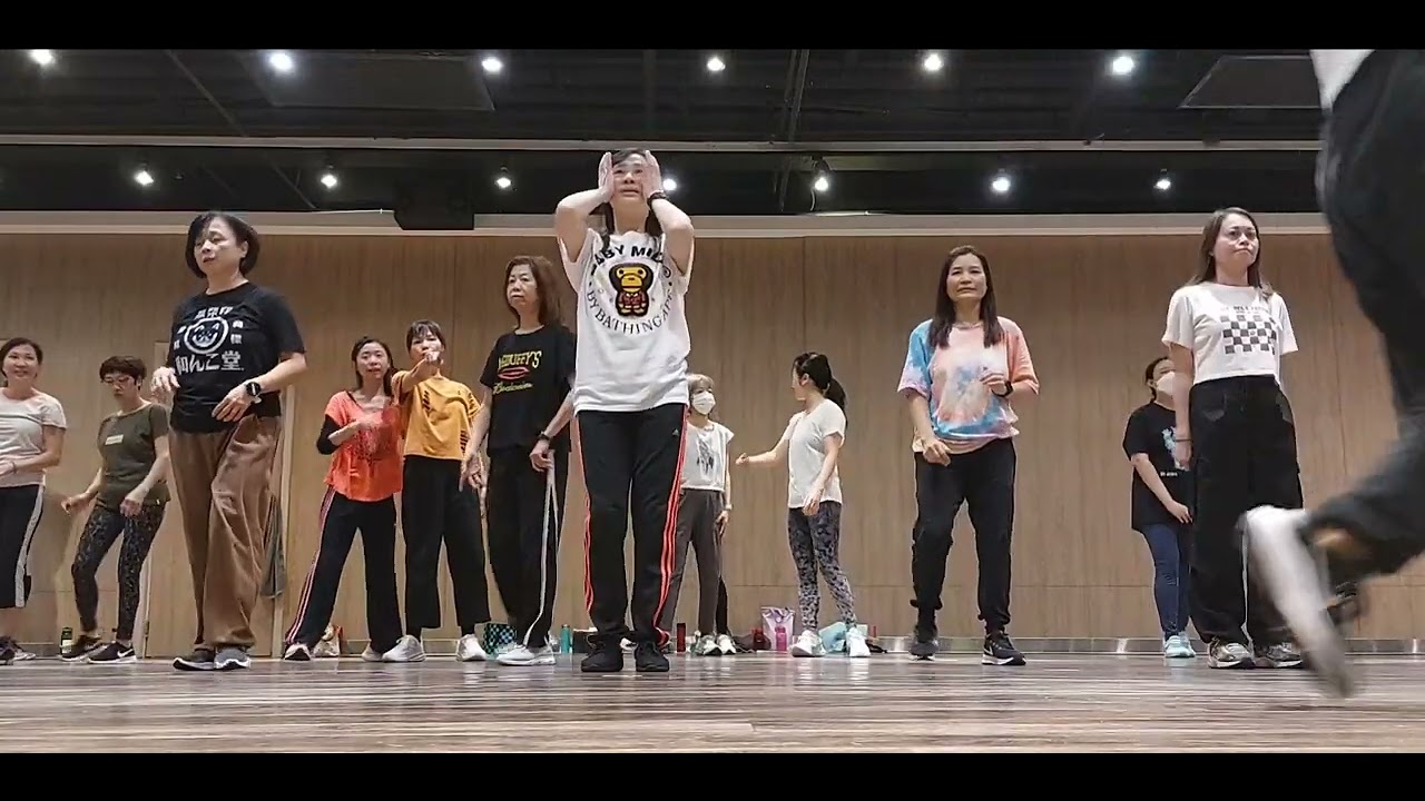 Funky Dance：Buttons - YouTube