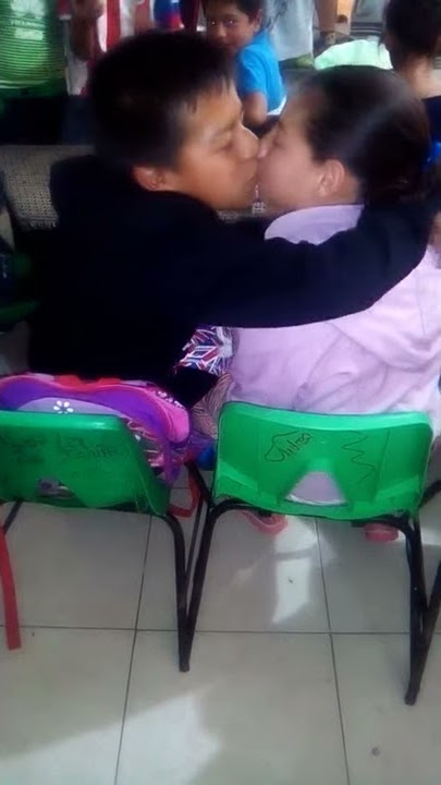 Niño besa a su mejor Amiga😂
