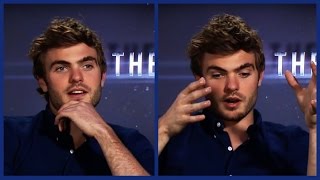 british heartthrob alex roe thinks he has no fans and wants to take a selfie with you