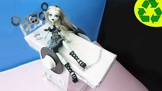 Make a doll bed for Monster High Frankie - Doll Crafts - simplekidscrafts - simplekidscrafts