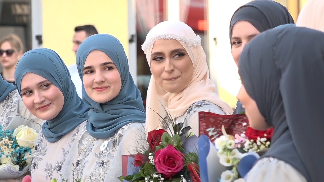 Maturanti Behram-begove medrese tradicionalno prodefilovali ulicama Tuzle - 23.05.2023.