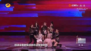 甜美与帅气并存！#硬糖少女303《我们的故事我们的歌》帅气登场 《2020第13届金鹰电视艺术节开幕式暨文艺晚会》 【芒果TV音乐频道HD】 Resimi