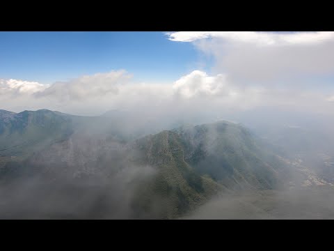 Video: Il Deltaplano Vola In Aria Senza Un'imbracatura Di Sicurezza