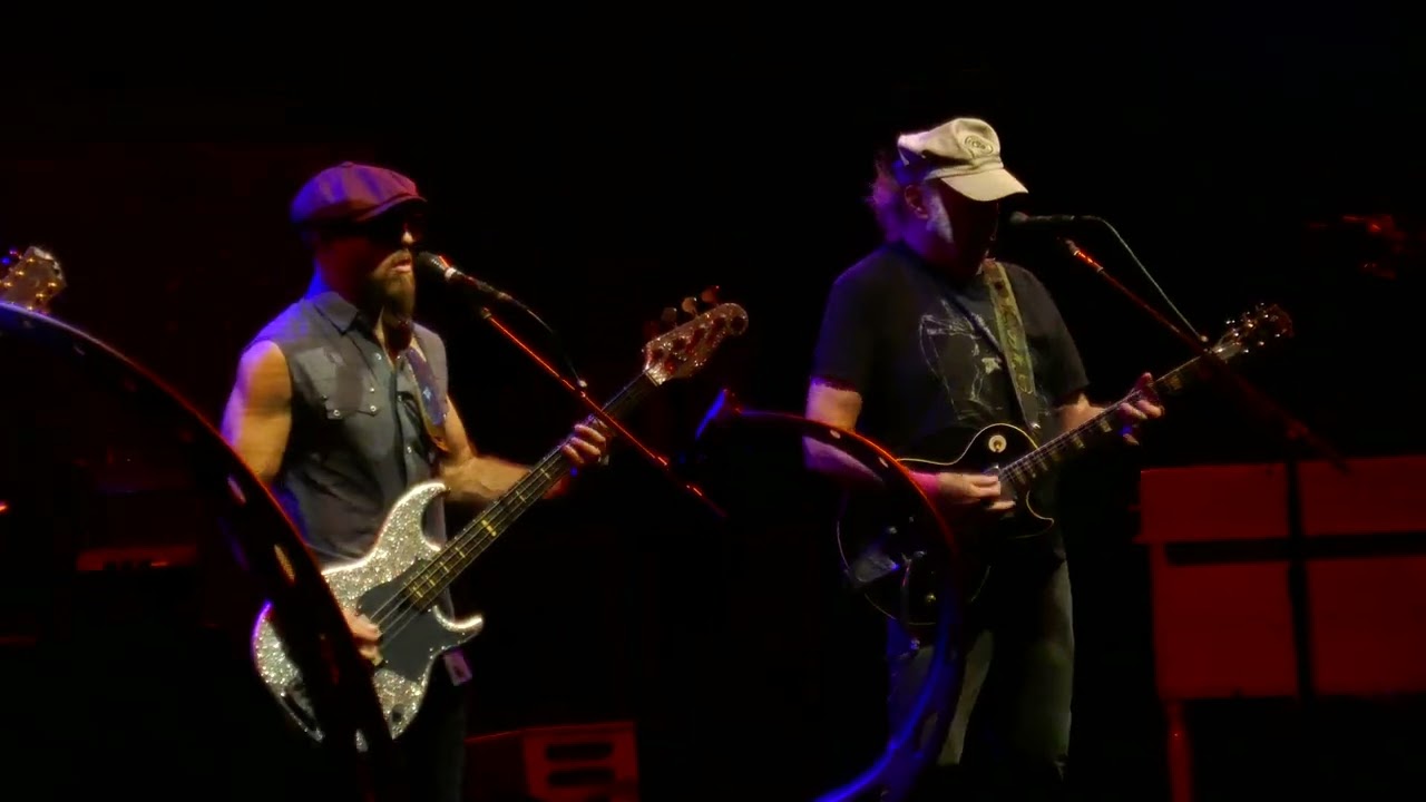 Neil Young & The Chrome Hearts - Cinnamon Girl - Live at Pine Knob - Michigan - 2025
