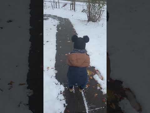 بدو يلعب بالتلج  