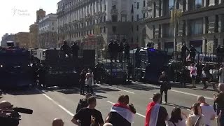 Десятки тысяч людей на улицах Минска, в город входит бронетехника