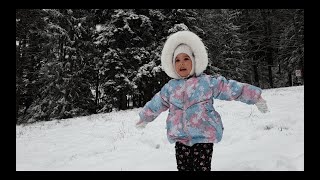 First time Milana saw the snow in Switzerland./Primera nieve en la vida de Milana en Suiza.