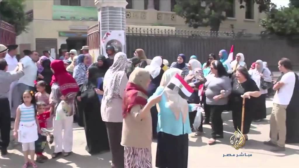 رقص و "زغاريط" على أنغام "بشرة خير" أمام لجنة انتخابية في العباسية