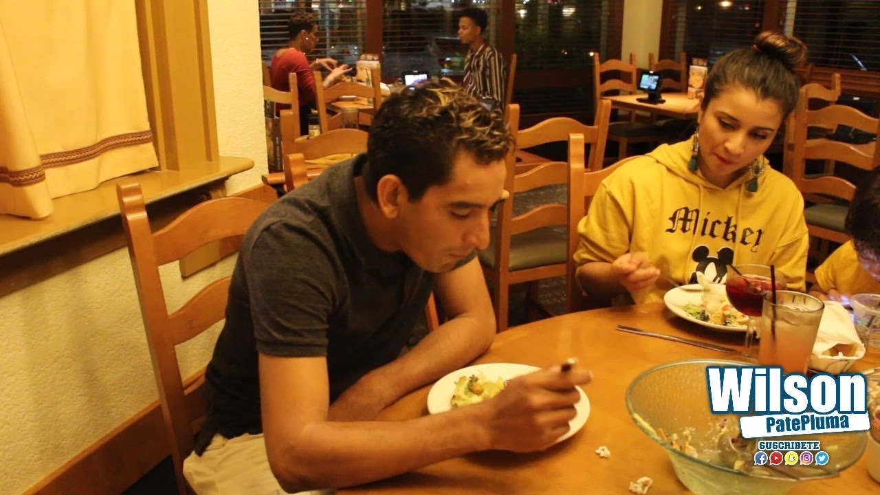 RECIEN LLEGADO ALA USA Y TE LLEVAN AUN  RESTAURANTE ITALIANO POR PRIMERA VEZ , BOTANDO EL MONTE JAJA