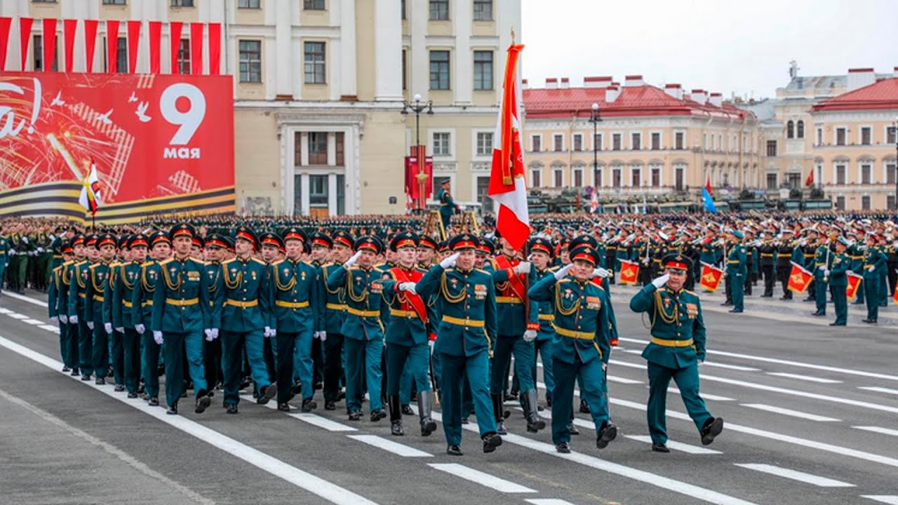 Парад в честь Дня Победы прошел на Дворцовой площади в Санкт-Петербурге