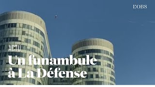 Un funambule entre deux immeubles de La Défense