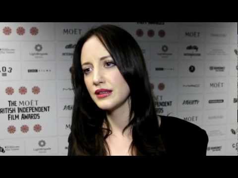 Video: Andrea Riseborough: Biografi, Kreativitet, Karriere, Privatliv