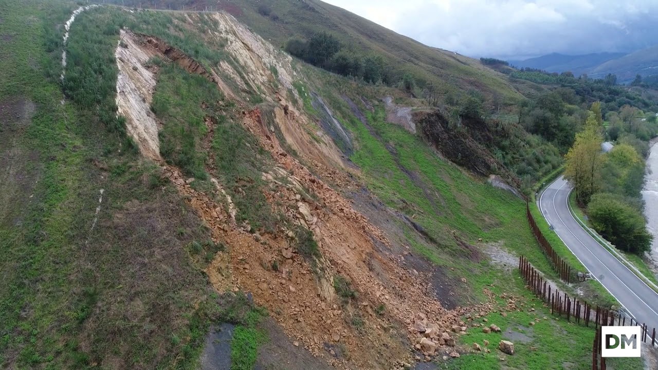 El argayo de Ruente continúa deslizándose por lo inestable de la ladera. Imágenes de Javier Rosendo