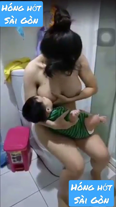 cô gái cho con bú không mặc quần áo