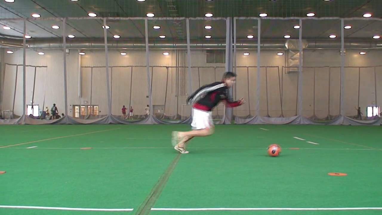Core Dribbling Techniques Cruyff Turn - YouTube