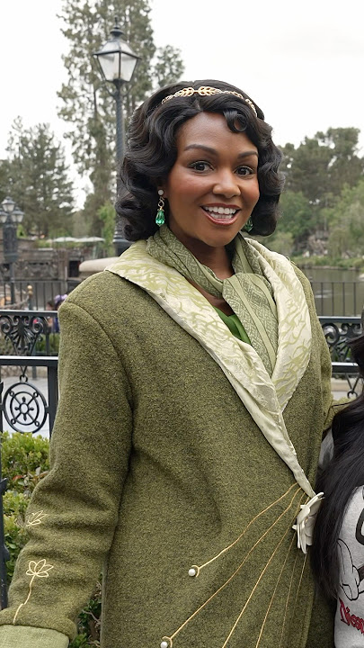 Tiana's STUNNING Outfit SECRET! 🏰✨  #disneyland #tiana #princesstiana