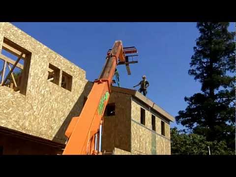 فيديو: نستخدم ألواح الجدائل الموجهة في بناء المنزل 