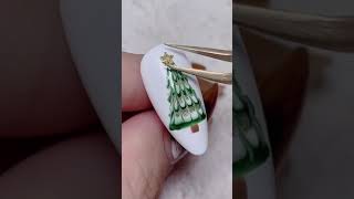 How do you make Christmas tree nails?