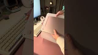 #unboxing del #macbookneo en #chile (viene con el enchufe!) #desksetup