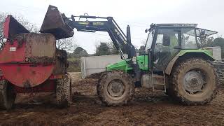 deutz loading muck spreader
