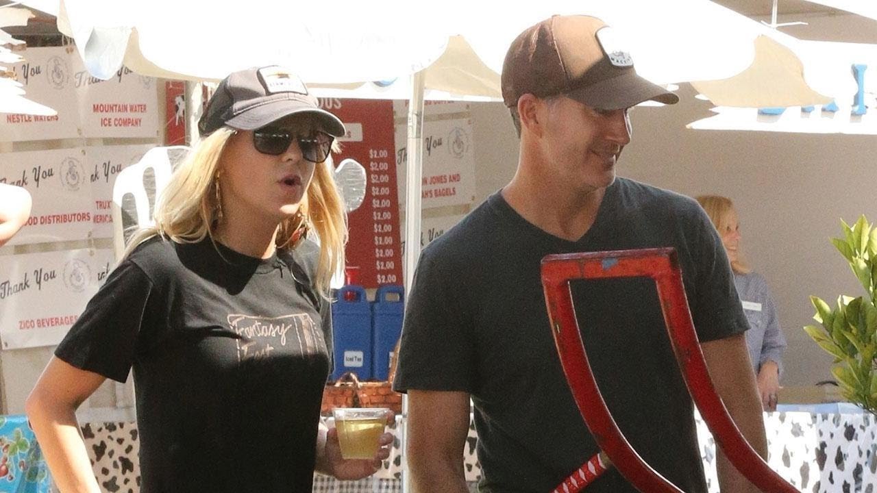 Anna Faris Looks Happy And Carefree With Rumored New Boyfriend Michael Barrett Youtube