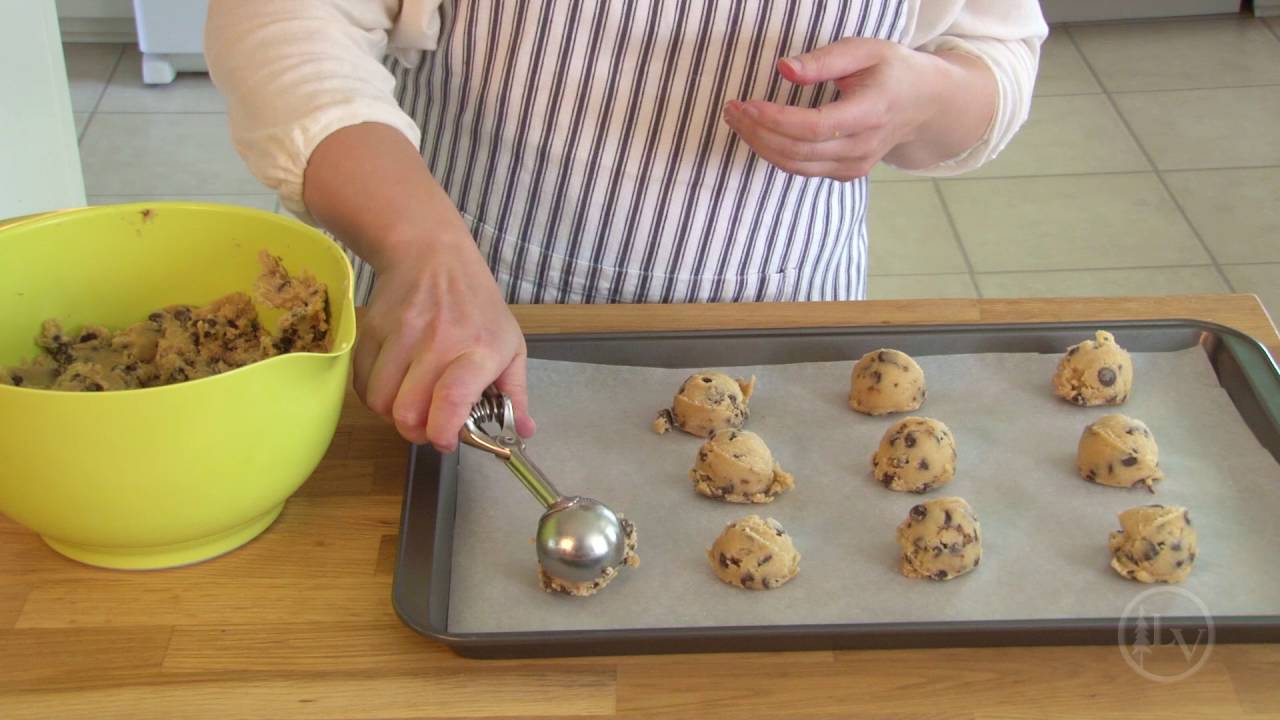 Are you using a cookie scoop?! 👩🏻‍🔬🍪⁠ ⁠ A spring loaded scoop