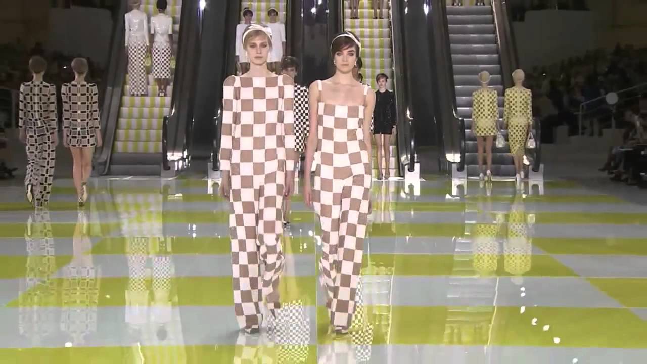 A Louis Vuitton deu um baile no Louvre. Perdão, um desfile - Moda - Máxima