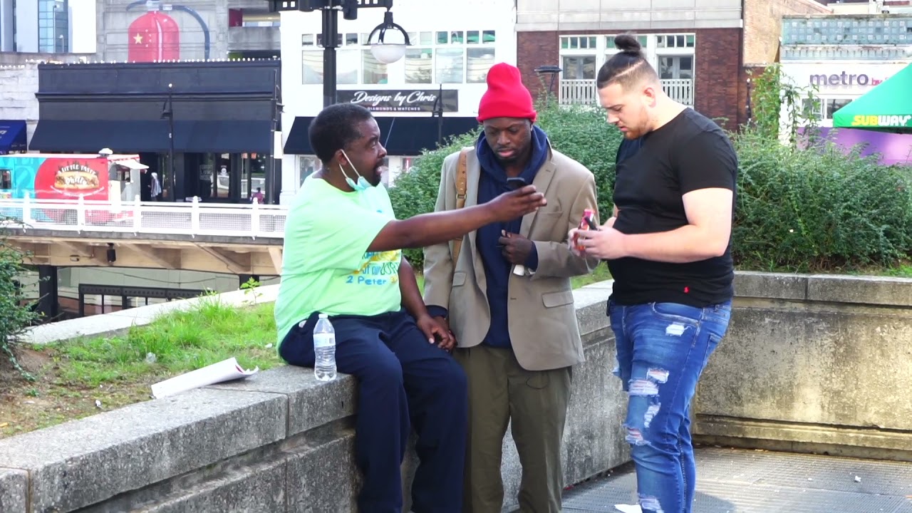 GIVING AWAY FREE WEED IN THE HOOD WITH THE COPS PRANK!!