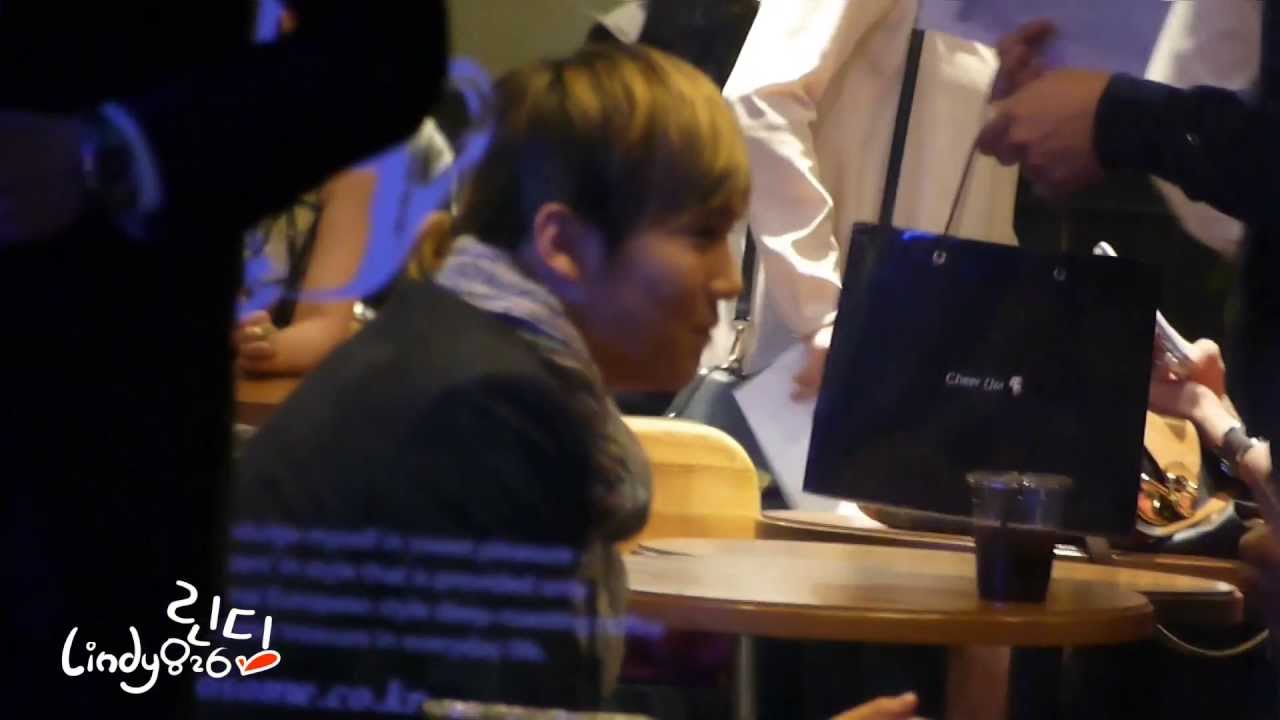 130521 뜨거운 안녕 VIP 시사회- 홍기 커피숍에서 대기중