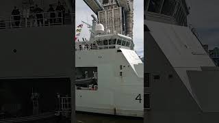 HMCS WILLIAM HALL passing TOWER BRIDGE #towerbridge #towerbridgelondon #canada #navy #riverthames