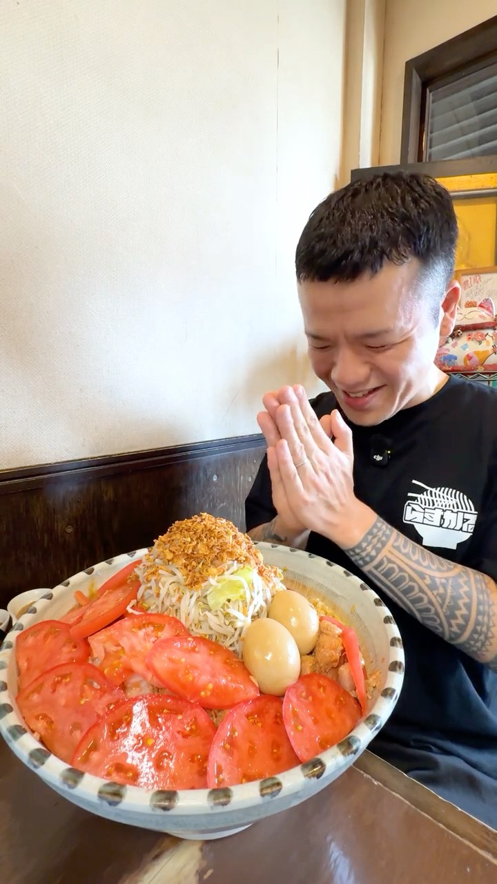 Get a head start on summer! Jiro-style special cold ramen in a Get a head start on summer! Jiro-style special cold ramen in a