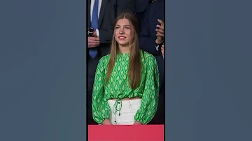 الأميرة صوفيا من إسبانيا مع والدها اثناء تسليم كأس الملك الاميره ليونور 