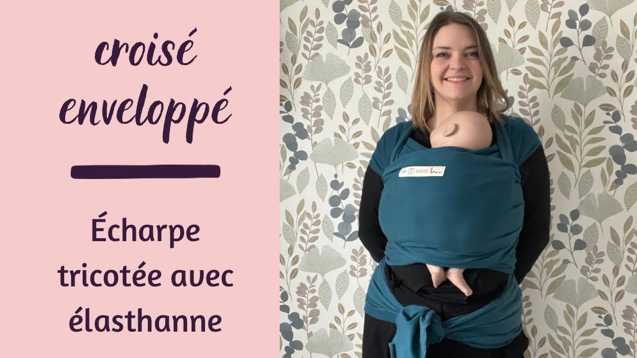 Bel Enfant Enveloppé Dans Une écharpe Tricotée | Photo Gratuite