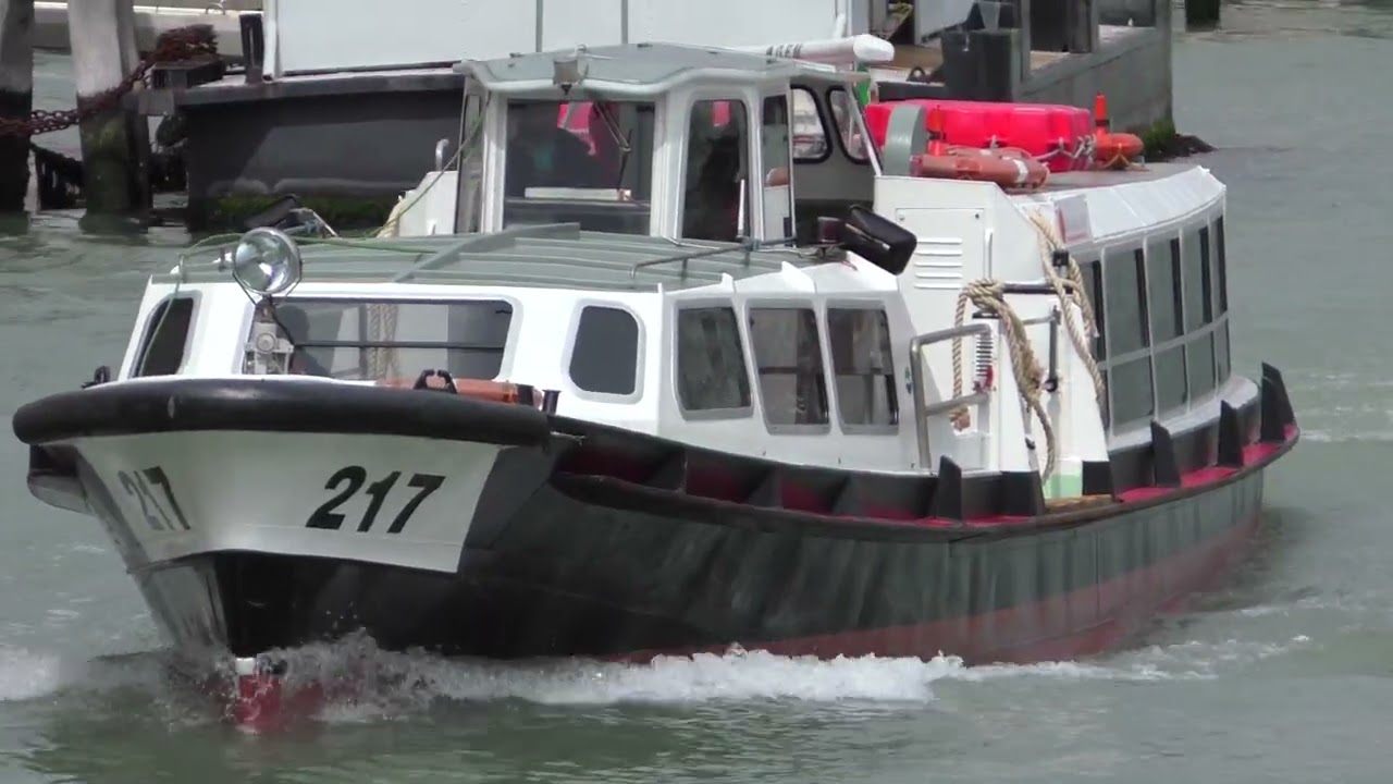 Boats spotting in Venice, Italy 🇮🇹