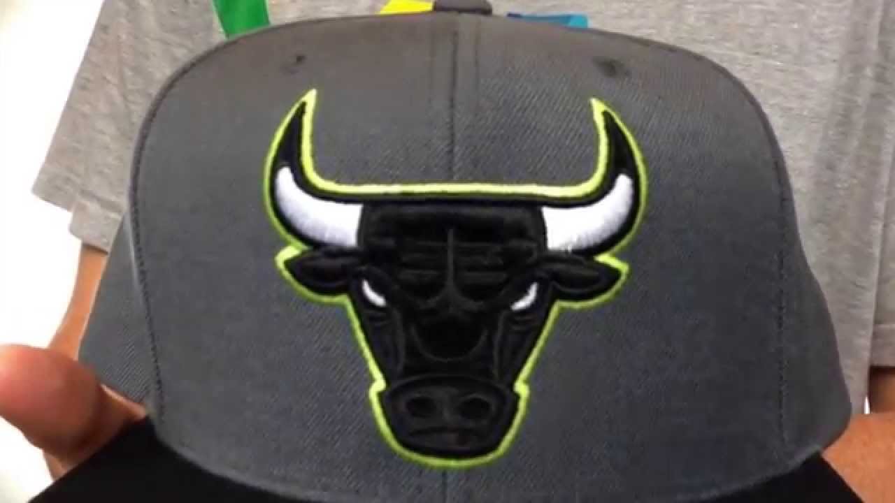 Bulls 'NEON VIVID TEAM SNAPBACK' Grey-Black Hat by Mitchell & Ness 