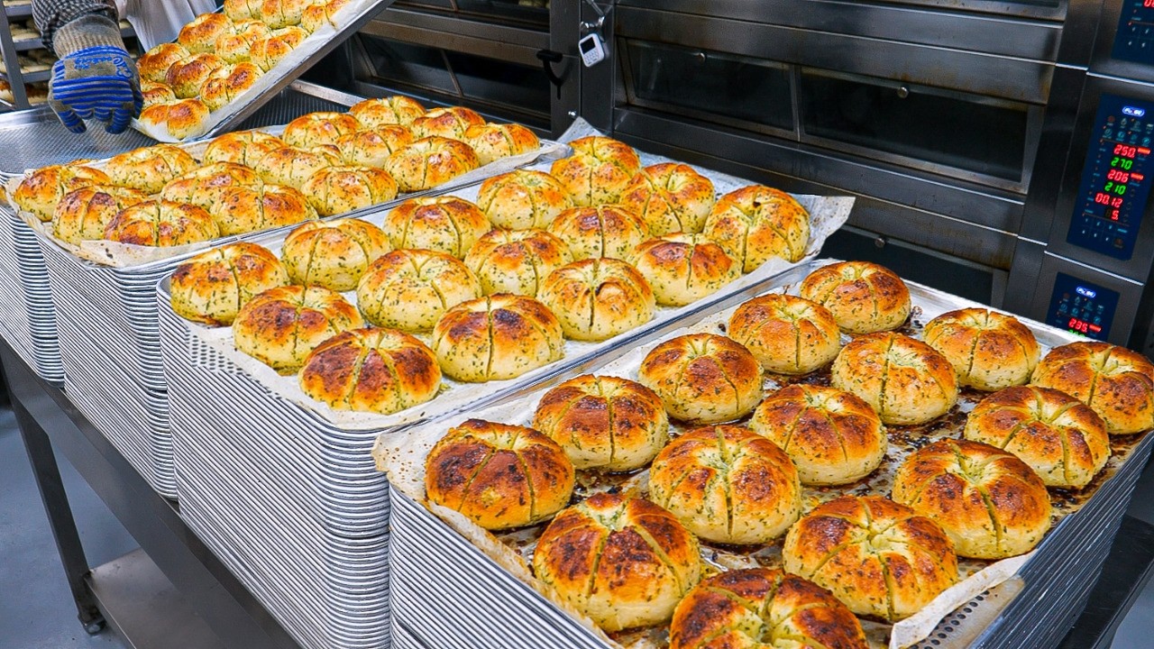 Crunchy Outside, Creamy Inside – Cheese Bagel Heaven / Korea Food