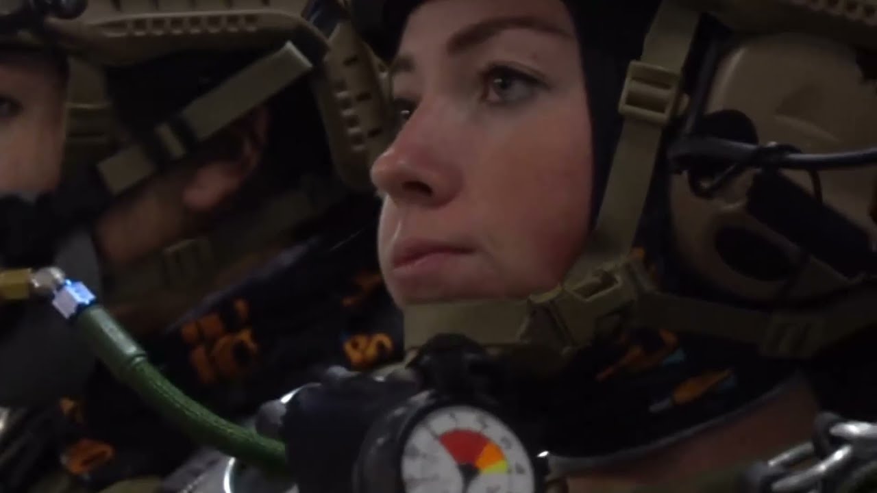 Mujeres paracaidistas saltan desde un avión C-17 de la USAF