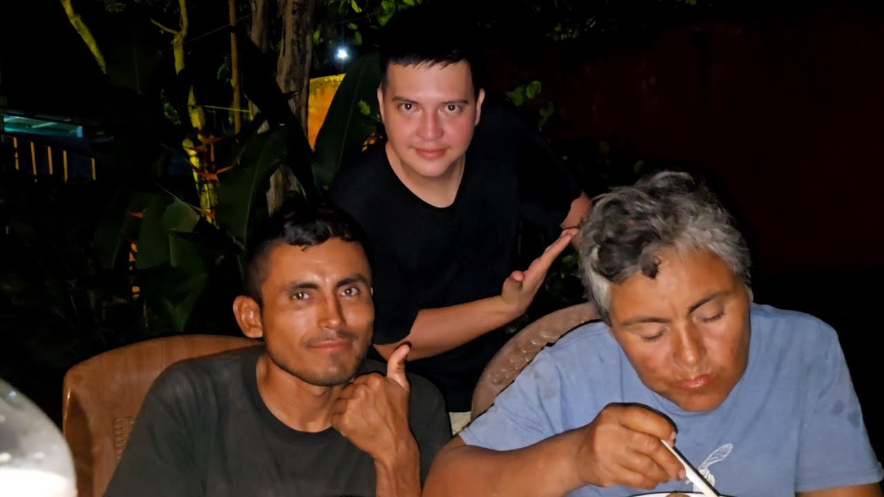 Doña Vilma LLEGA SEGUIDO A BUSCARNOS. Esta Vez LA INVITAMOS A COMER CALDO DE PATA.