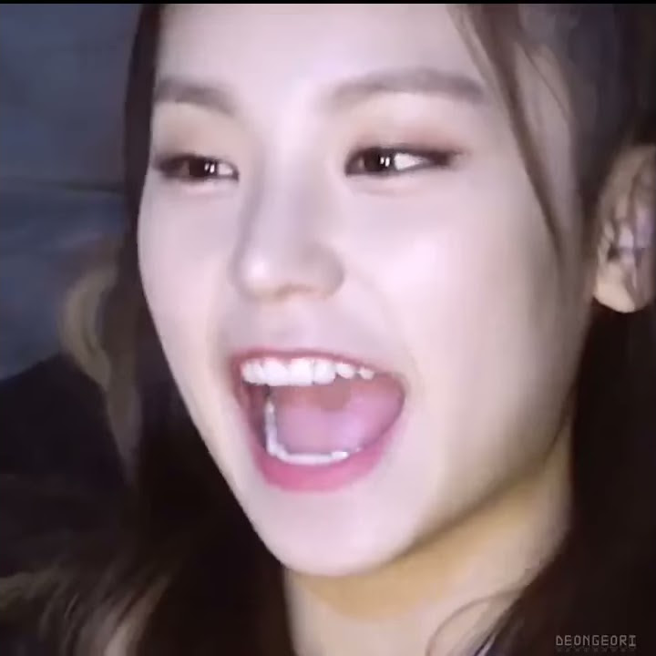 ITZY Yeji and her baby dragon teeth going nyam !!