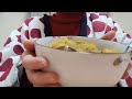 スープカレー丼を食べる女。