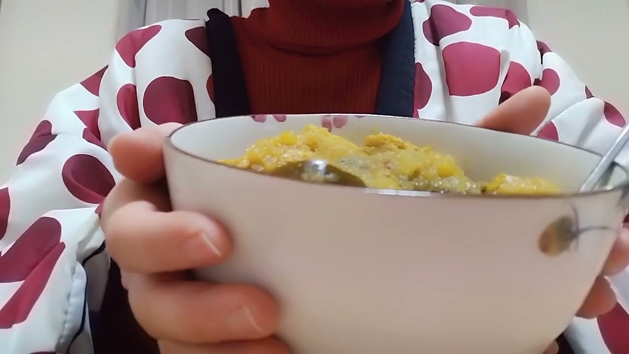 スープカレー丼を食べる女。