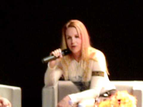 Renee talking about the cast of Xena, and forgetting about Lucy in the process; Paris con