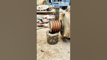 Removing the pulley from the old motor is really a strenuous job. #recycling #motor