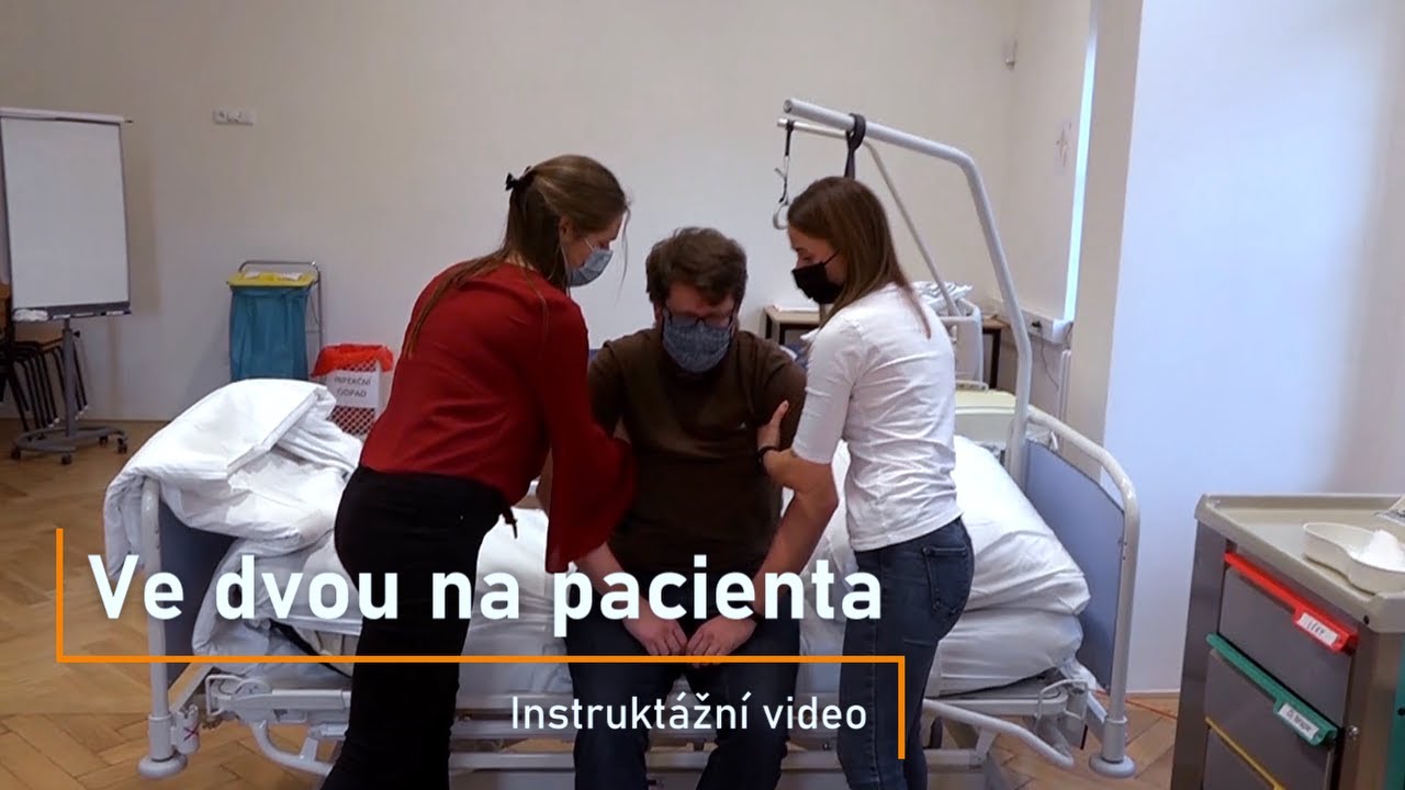 Přesun pacienta na lůžko s dopomocí dvou osob - instruktáž [03]